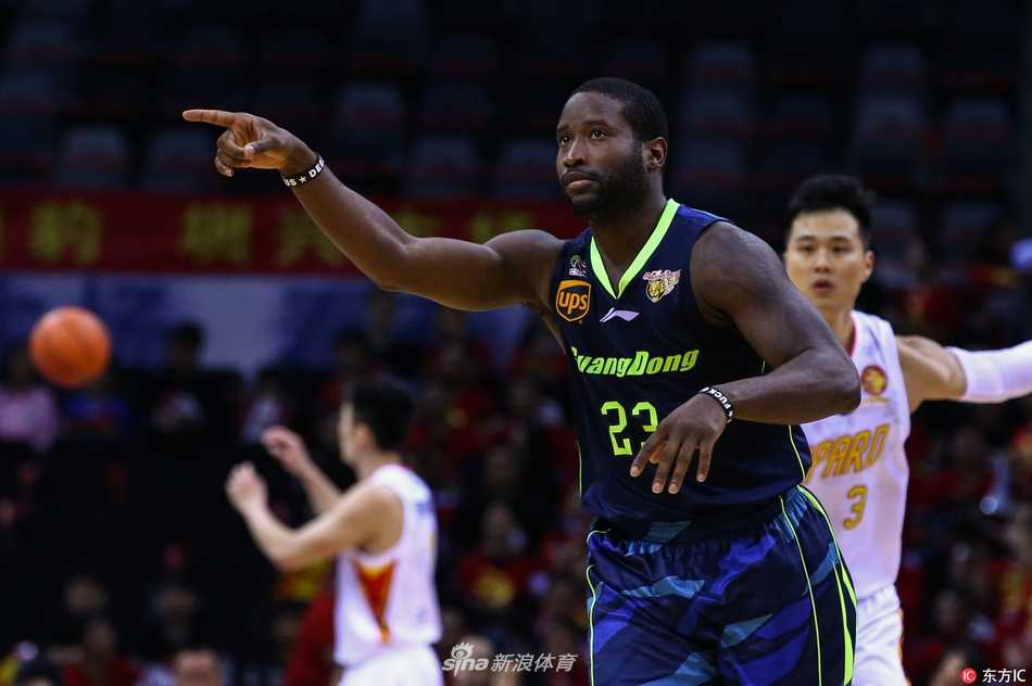 昔日宏远夺冠功臣重返NBA,斯隆一年短约加盟奇才担任沃尔替补 斯隆在训练结束后加练投篮,汗水浸湿了球衣,他依然一次次稳稳出手,用实际行动诠释着一名落选秀为了留在NBA所付出的不懈努力。