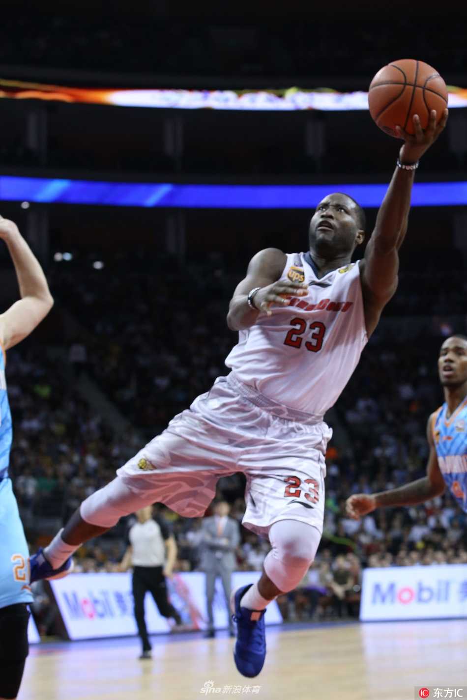 斯隆在奇才的媒体日上手持新球衣微笑合影，身后的背景板印有奇才队徽，他即将在这个崭新的舞台上，开启自己职业生涯的又一段征程。