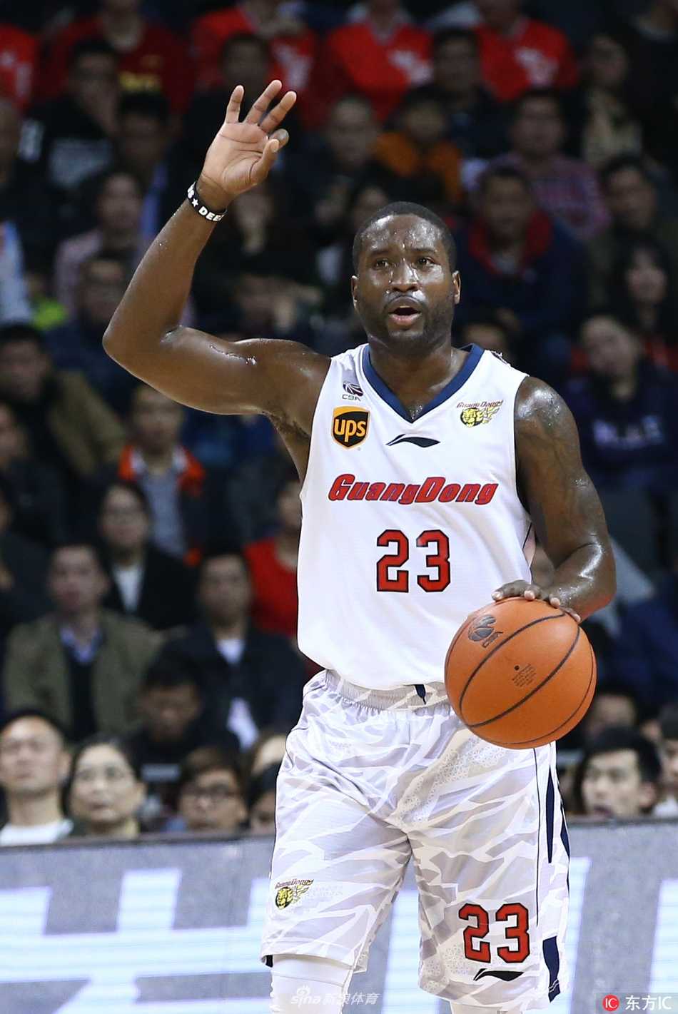 昔日宏远夺冠功臣重返NBA,斯隆一年短约加盟奇才担任沃尔替补 唐纳德-斯隆身穿奇才队训练服,在球馆内神情专注地聆听教练布置战术,眼神中透露出重返NBA的坚定与渴望。