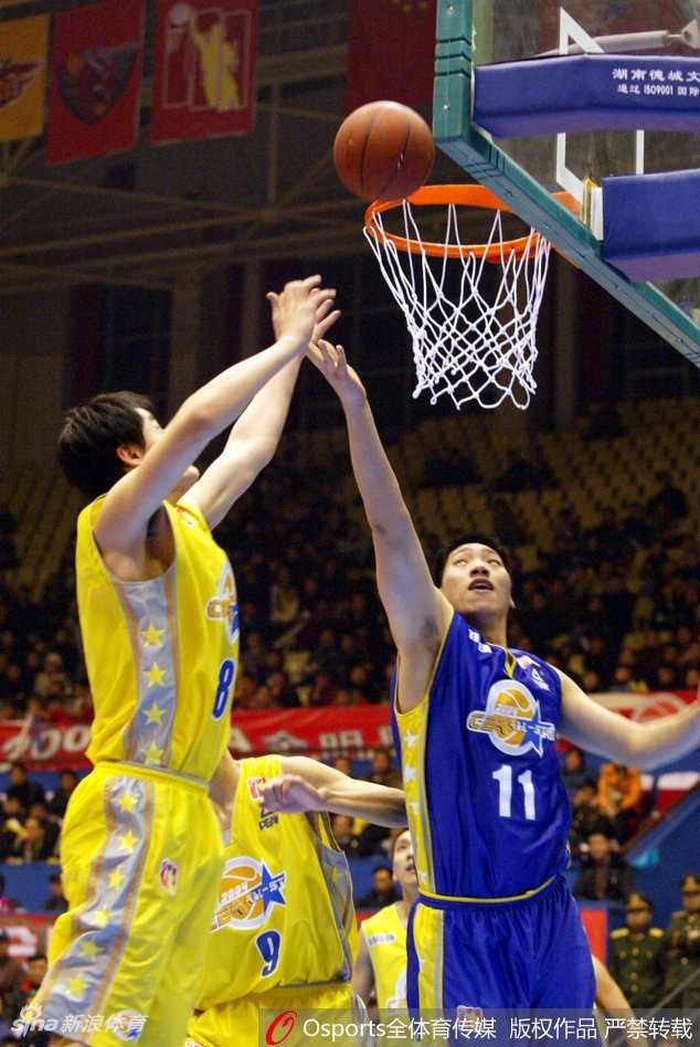 星光璀璨岁月长 历届CBA全明星MVP巡礼 广东宏远队核心易建联完成一次势大力沉的单手劈扣,身体在空中充分舒展,引爆全场气氛,展现了惊人的身体素质。