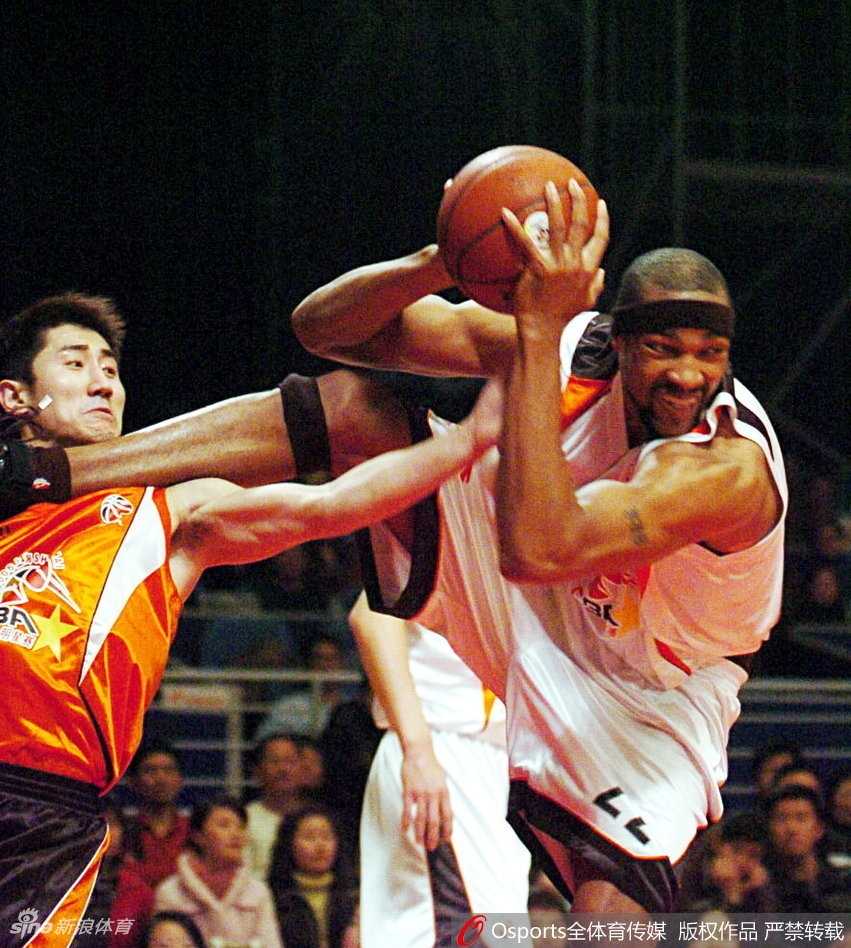 星光璀璨岁月长 历届CBA全明星MVP巡礼 辽宁男篮核心郭艾伦快速持球推进,脸上带着顽童般的笑容,展现出他灵动且富有激情的球风。