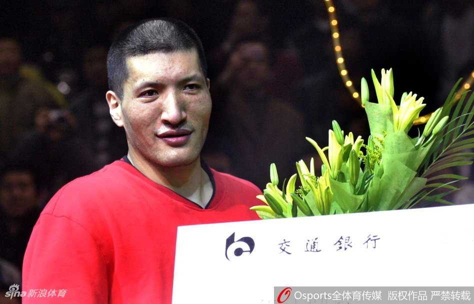 星光璀璨岁月长 历届CBA全明星MVP巡礼 山东男篮前锋丁彦雨航持球突破,面对防守球员的干扰强行上篮,动作飘逸灵动,充满了进攻侵略性。