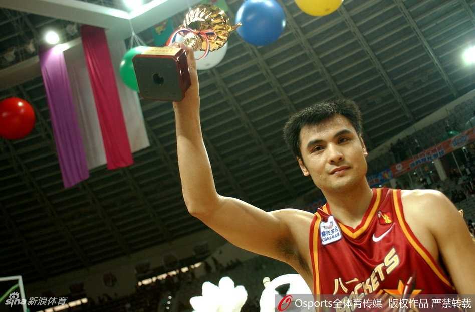 星光璀璨岁月长 历届CBA全明星MVP巡礼 中国篮坛传奇中锋王治郅,身披战袍在对手严密防守下勾手投篮,眼神坚毅,尽显篮下霸主风范。