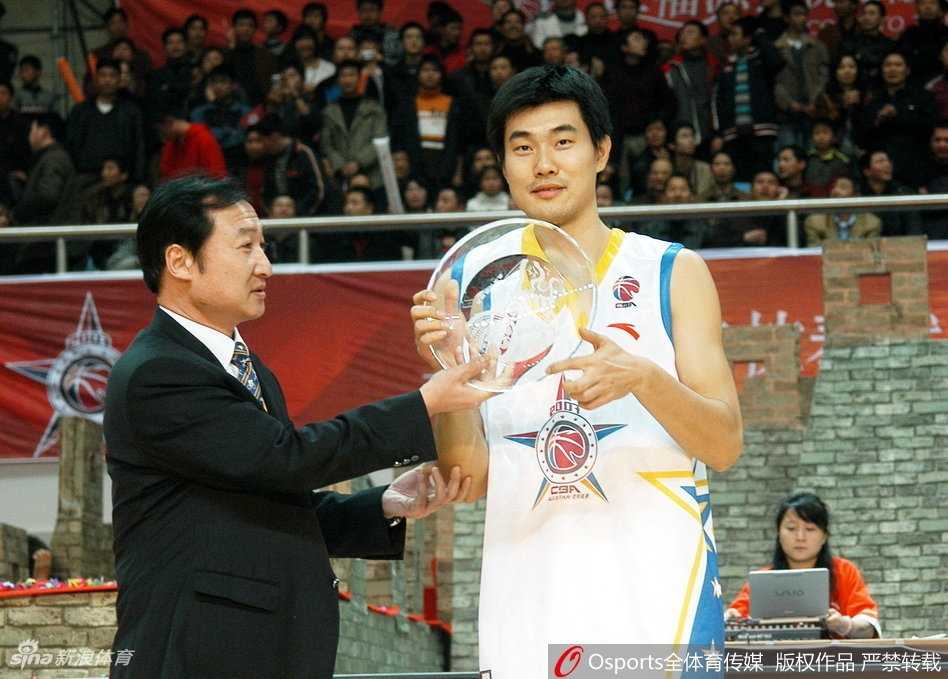 星光璀璨岁月长 历届CBA全明星MVP巡礼 CBA赛场上球员们激烈拼抢篮板球的瞬间,肌肉碰撞,尘土飞扬,充分展现了篮球运动的对抗魅力。