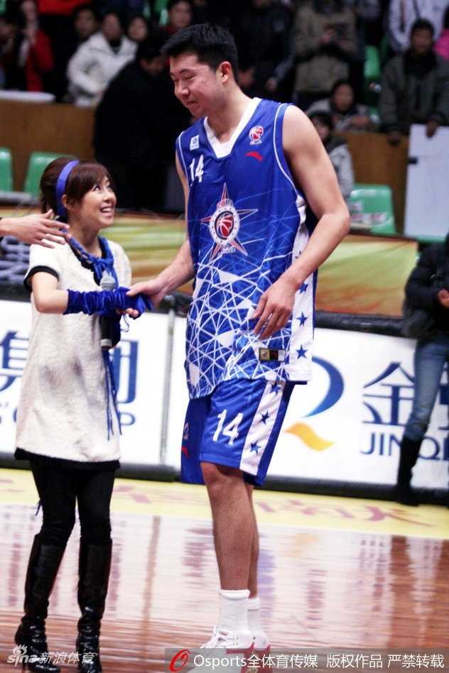 星光璀璨岁月长 历届CBA全明星MVP巡礼 广东队主教练杜锋在场边指挥,神情严肃专注,双手比划着战术,展现出运筹帷幄的教练风采。