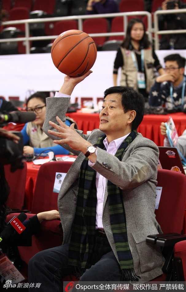 大鹏在场边观战时神情专注，时而与身旁的友人交流对比赛的看法，作为资深球迷的他完全沉浸在全明星的热烈氛围中。