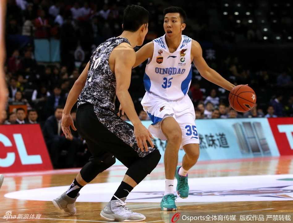北京大学的张宁持球强行突破，他的眼神坚毅，肌肉线条在对抗中绷紧，面对防守悍将毫无惧色，将校园篮球的强硬带到职业赛场。