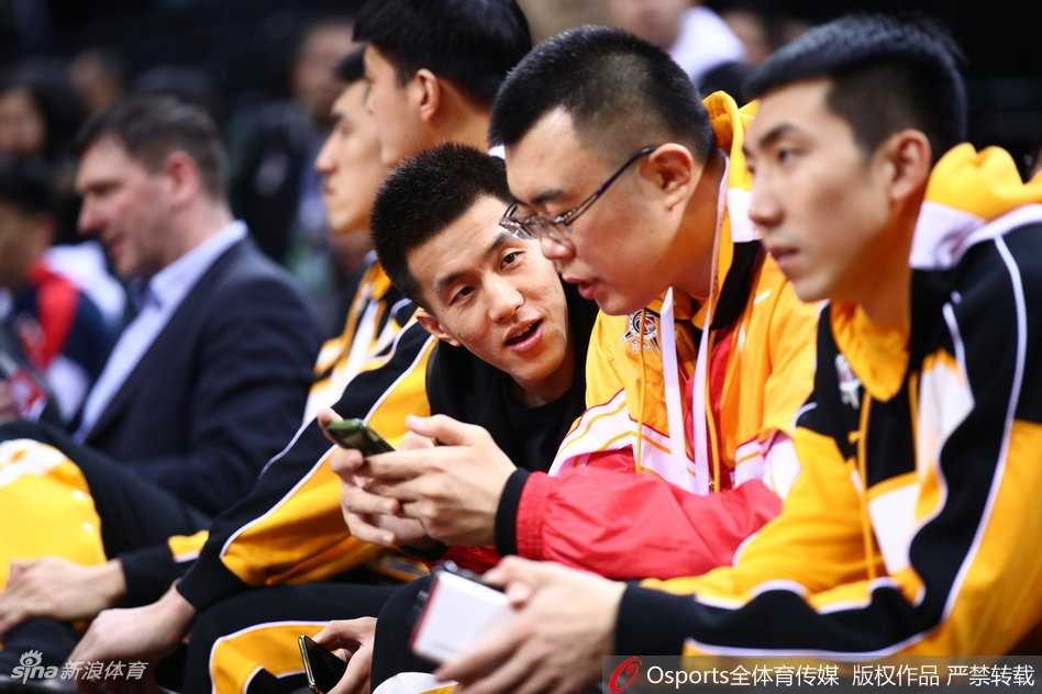 星锐革新夜,巨星助威时:二零一八CBA全明星周末燃情鹏城 南区全明星球员吴前专注地看着场内,眼神犀利,似乎从星锐赛的某位后卫身上看到了自己当年的影子。