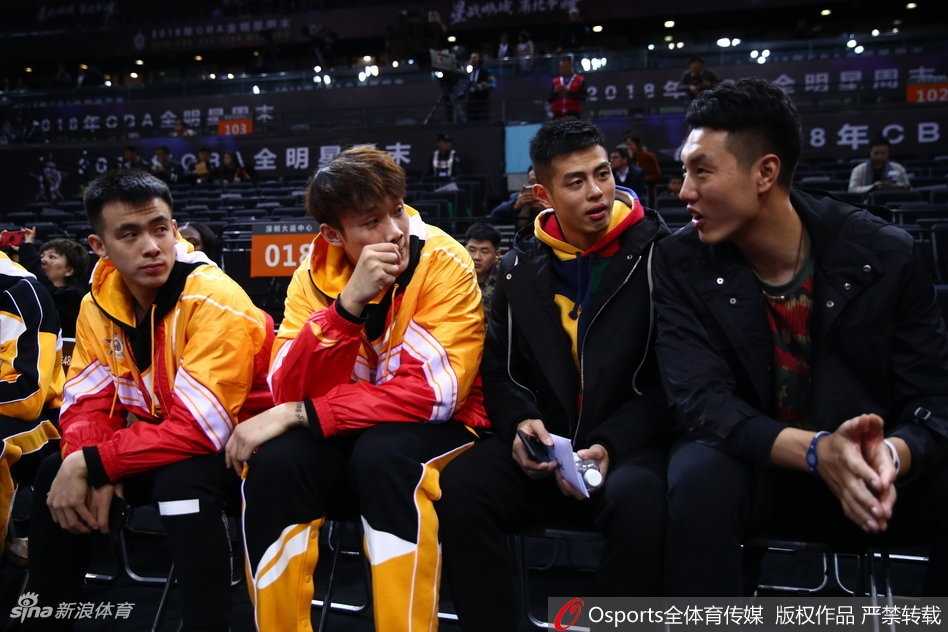 星锐革新夜,巨星助威时:二零一八CBA全明星周末燃情鹏城 郭艾伦与方硕等北区全明星球员并肩坐在观众席上,郭艾伦手指场内,神情专注地与身旁队友交流着对比赛的看法。
