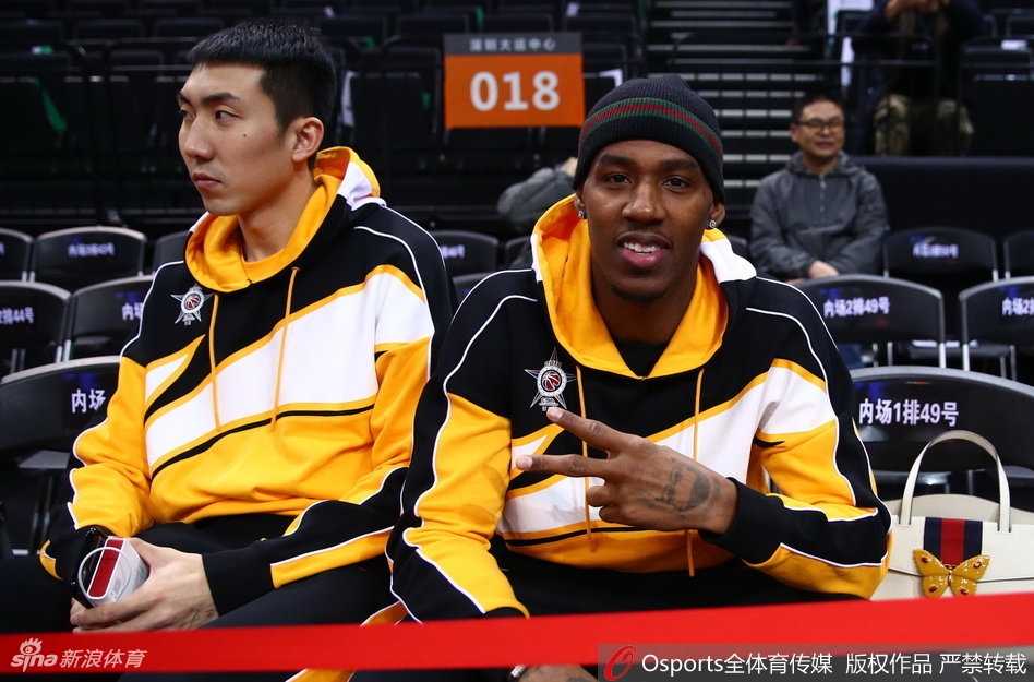 星锐革新夜,巨星助威时:二零一八CBA全明星周末燃情鹏城 深圳大运中心座无虚席,场边巨大的CBA全明星背景板前,全明星正赛球员们一字排开坐在场边,形成一道独特的风景线。