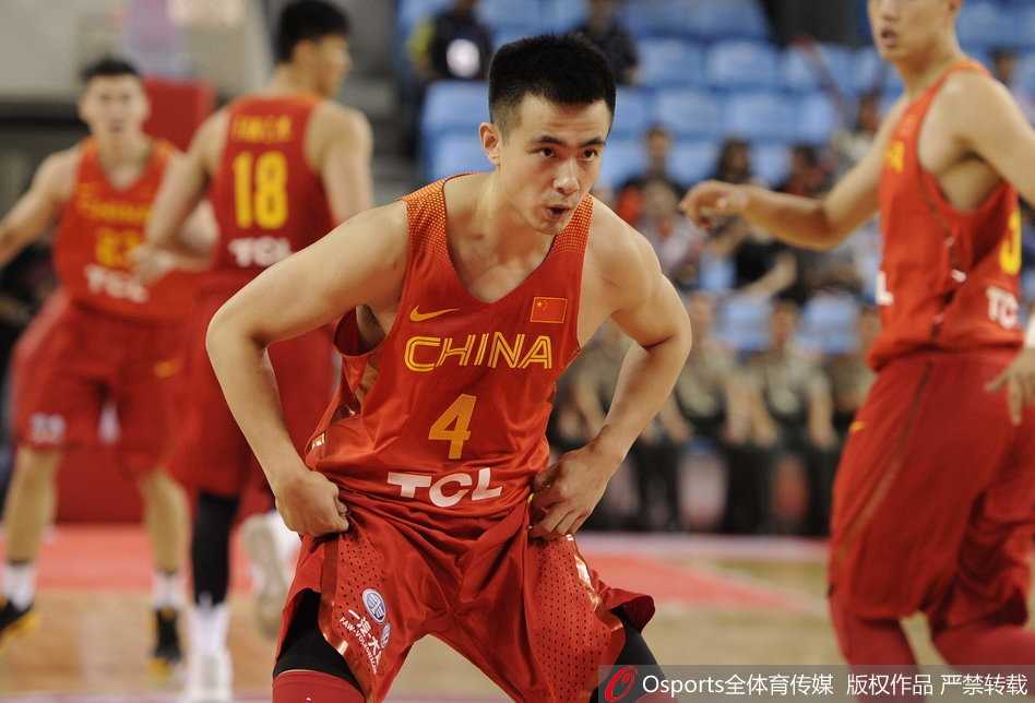 春城激荡青春风暴 男篮红队逆转波斯铁骑终获首胜 赵睿在比赛最后时刻持球突破,面对伊朗队的犯规战术,他稳稳地将球保护住,稚嫩的脸上写满了与年龄不符的冷静与果敢。