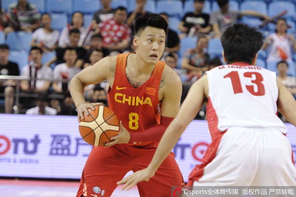 春城激荡青春风暴 男篮红队逆转波斯铁骑终获首胜 阿不都沙拉木底角接球,手起刀落,篮球在空中划出一道美妙的弧线直钻网窝。关键时刻的这记三分球,帮助中国队实现反超,点燃了整个长春体育馆。