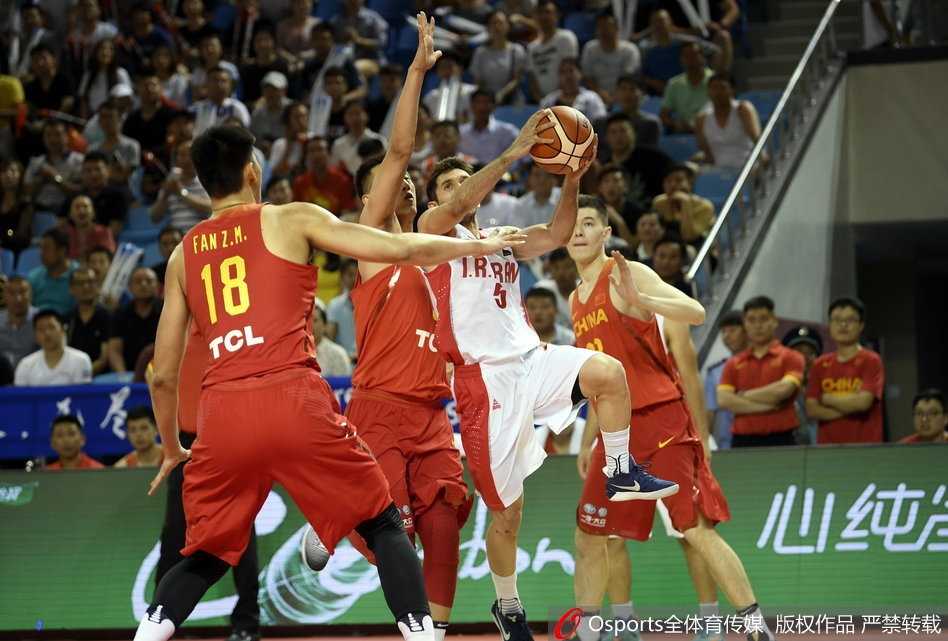 春城激荡青春风暴 男篮红队逆转波斯铁骑终获首胜 赵继伟面对伊朗高大后卫的贴身紧逼,冷静地运球穿过防线,他那洞察全局的双眼正在寻找着队友的跑动位置,准备送出致命一传。
