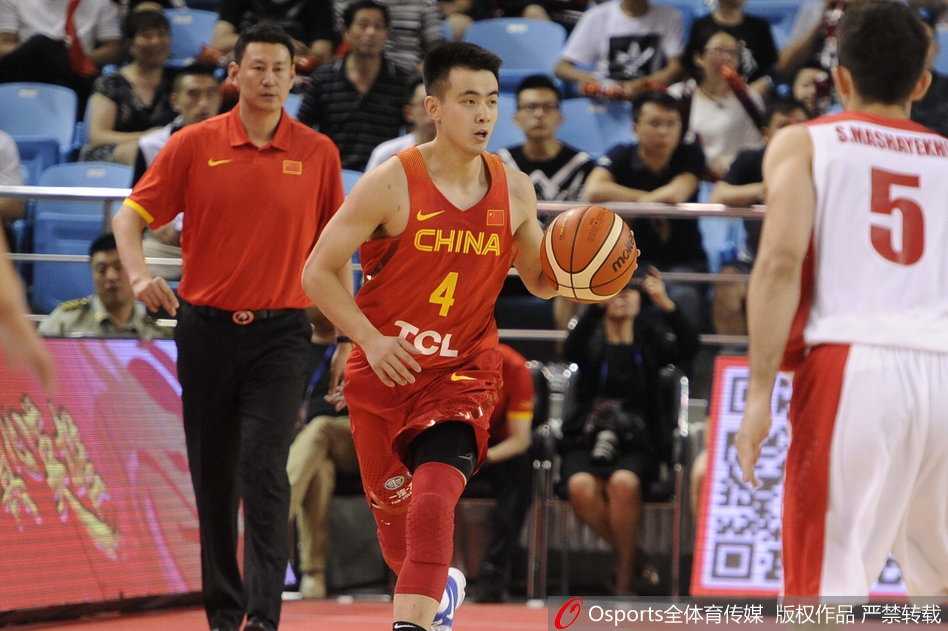 春城激荡青春风暴 男篮红队逆转波斯铁骑终获首胜 终场哨响,中国男篮红队的球员们激动地拥抱在一起,庆祝这场来之不易的逆转胜利。汗水与笑容交织,这是属于青春最动人的画面。