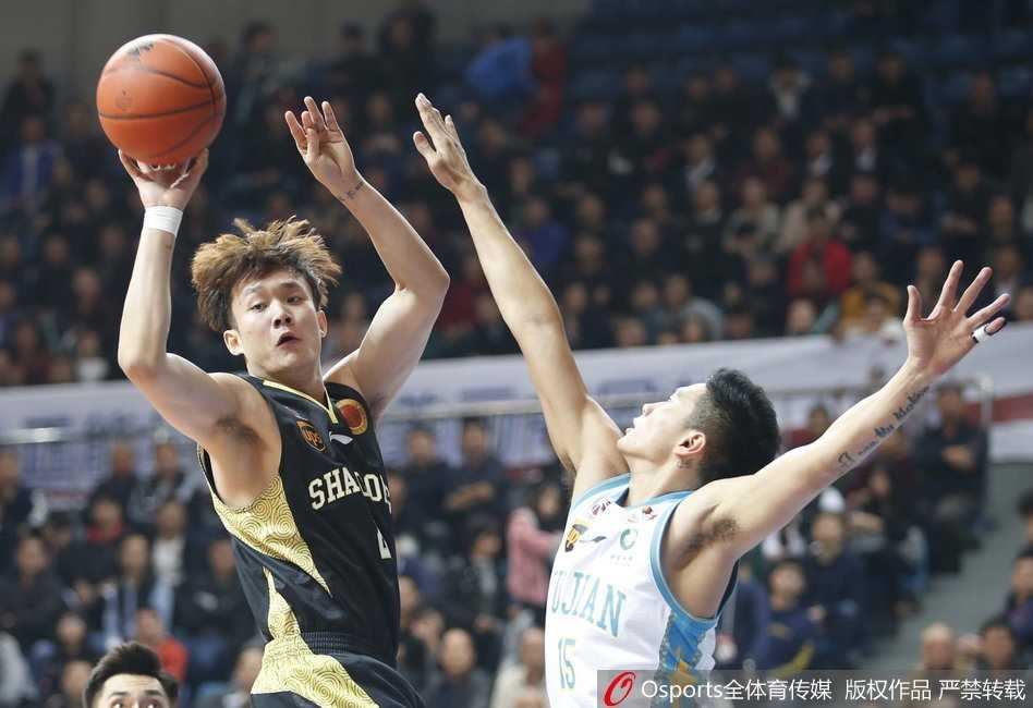 尽管丁彦雨航在本场遭遇了顽强阻击，但他依然在一次次激烈的身体对抗中强硬上篮，即使摔倒，眼神也从未离开过空中的篮球，展现了MVP的斗志。