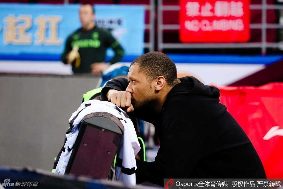 最后的坚持与崭新的征程:北京篮球的那个动荡夏天 训练馆里的马布里完全放松,脸上洋溢着享受篮球的纯粹快乐,仿佛已将所有场外的纷争抛诸脑后,专注于当下的每一次运球。