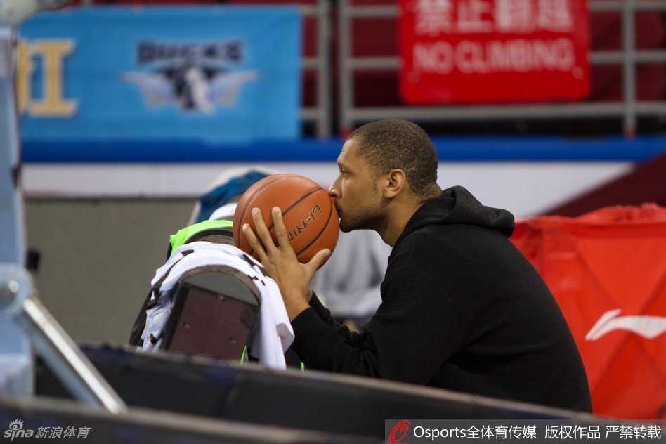 最后的坚持与崭新的征程:北京篮球的那个动荡夏天 训练间隙的莫里斯眉头紧锁,心事重重的模样写满了对未来的迷茫与不屈,手中的篮球是他此刻唯一能抓住的依靠。