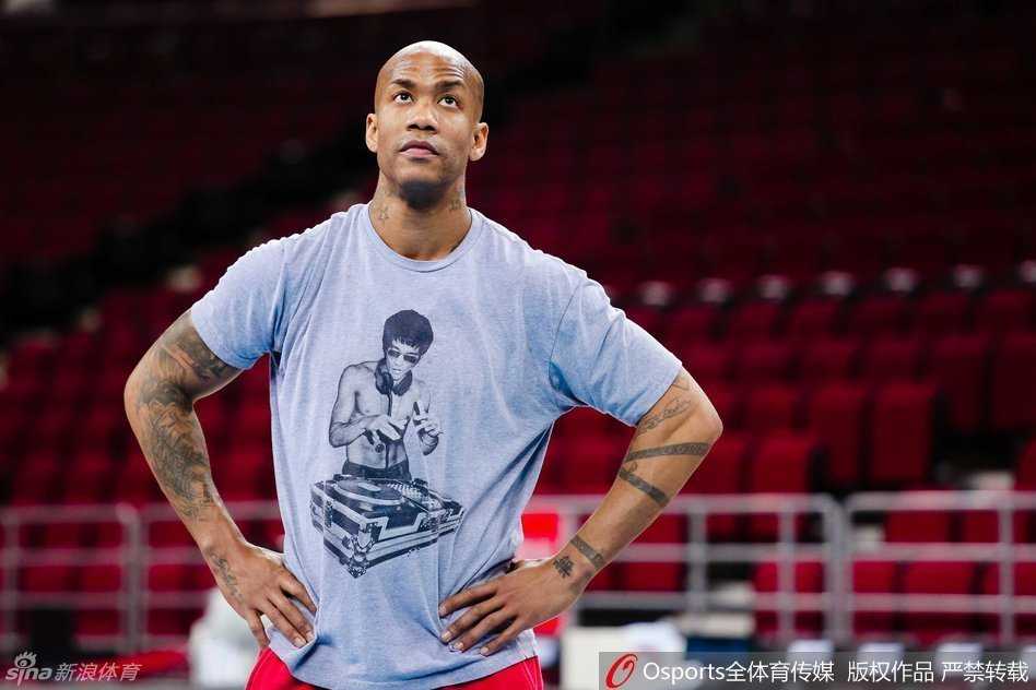 最后的坚持与崭新的征程:北京篮球的那个动荡夏天 马布里在训练中挥汗如雨,即便接近职业生涯终点,他的每一个动作依然充满力量与必胜的决心,积极为新的赛季储备能量。