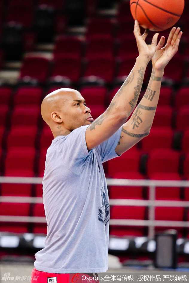 最后的坚持与崭新的征程:北京篮球的那个动荡夏天 孙悦在对抗训练中高高跃起投篮,面对队友的贴身防守,他的姿态依然飘逸,展现出扎实的基本功和良好的竞技状态。