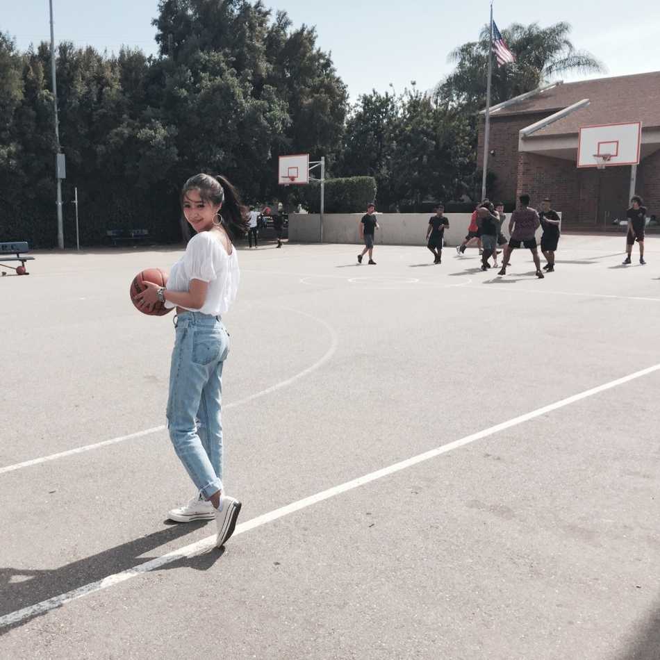 最美双语篮球主播周玲安:颜值与才华并存的跨界女神 周玲安身穿亮片短裙搭配牛仔外套,时尚感爆棚,修长美腿十分吸睛,展现出她驾驭不同风格的强大气场,既有明星范儿又不失亲和。