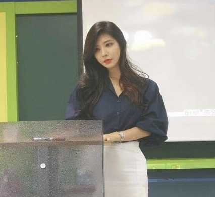 有这样风趣的老师,学生还会翘课吗? 老师站在讲台前,拿起粉笔,脸上带着一丝狡黠的微笑,准备把翘课学生的模样画下来