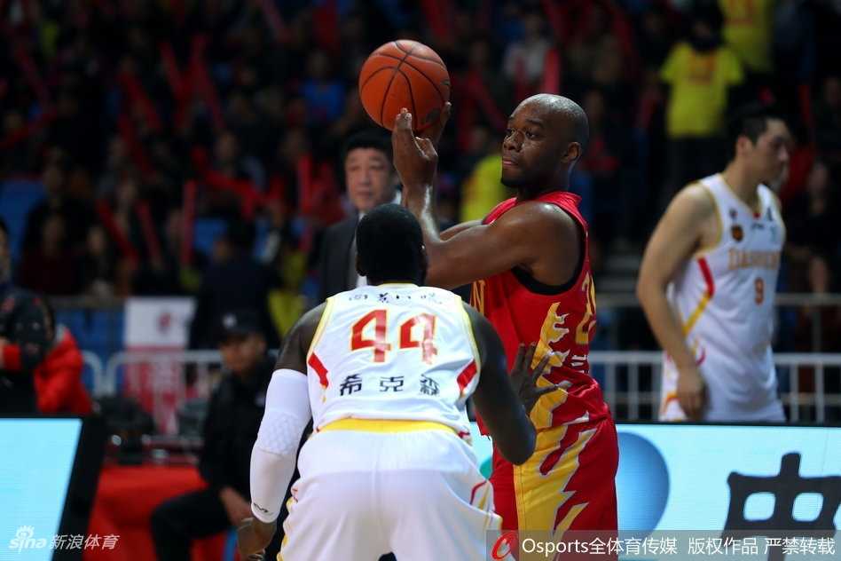 末节三分雨惊涛逆转 同曦主场力擒吉林迎首胜 吉林队韦弗面对防守急停跳投,皮球在空中划过一道弧线,眼神紧盯篮筐