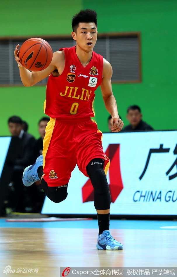 末节三分雨惊涛逆转 同曦主场力擒吉林迎首胜 吉林队外援兰德里背身单打同曦内线,利用强壮的身体顶开防守后勾手投篮