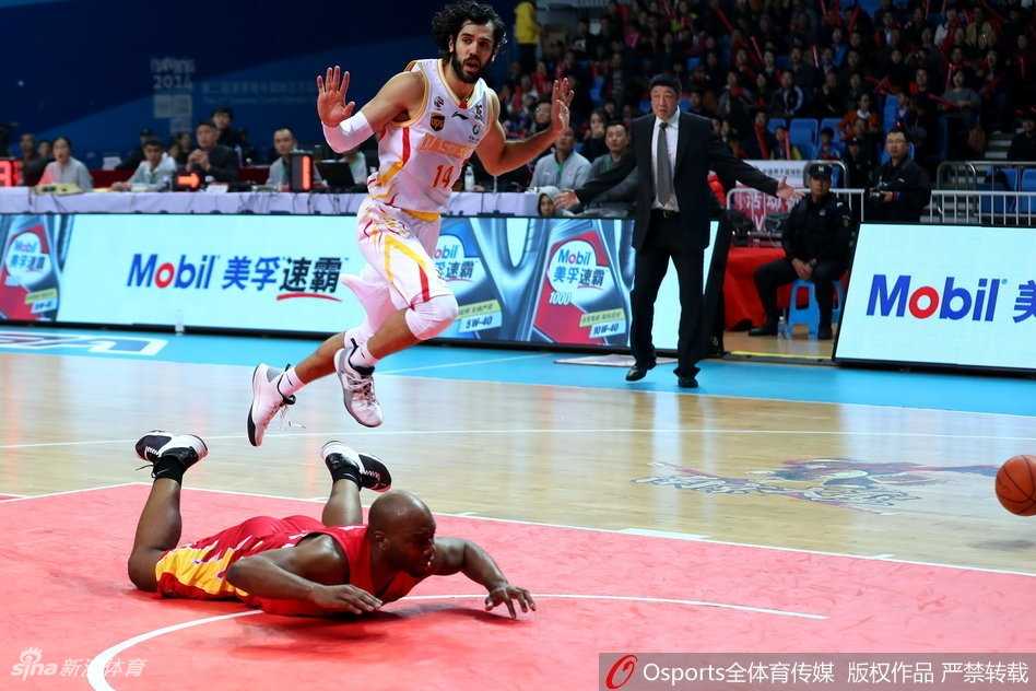 末节三分雨惊涛逆转 同曦主场力擒吉林迎首胜 希克森在吉林队内线完成暴扣后,双手抓筐怒吼,眼神中充满霸气