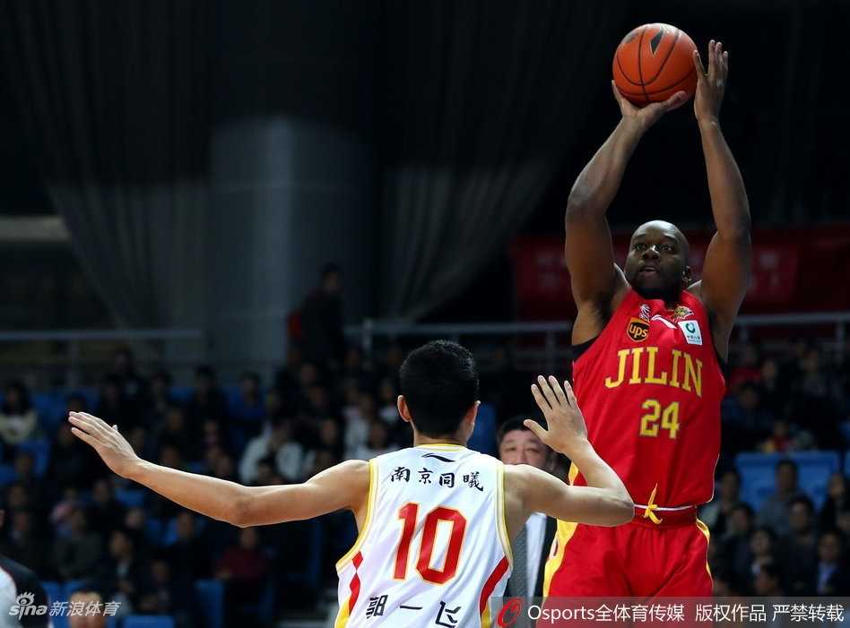 末节三分雨惊涛逆转 同曦主场力擒吉林迎首胜 同曦外援琼斯在吉林队三人合围中强行突破,空中身体折叠后将球抛向篮筐