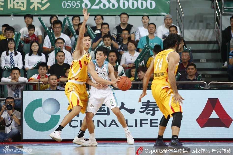 末节惊魂!福建主场遭同曦三分雨逆转,王哲林独木难支吞三连败 同曦队郭一飞命中致命三分后握拳怒吼,这记三分如同匕首般刺穿了福建队整场的努力