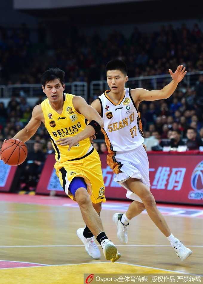 末节逆袭!北控客场掀翻山西 老马指挥若定詹宁斯42分黯淡收场 山西外援詹宁斯迎着防守球员强行三分出手,篮球在空中划出美妙弧线,全场球迷为之沸腾。