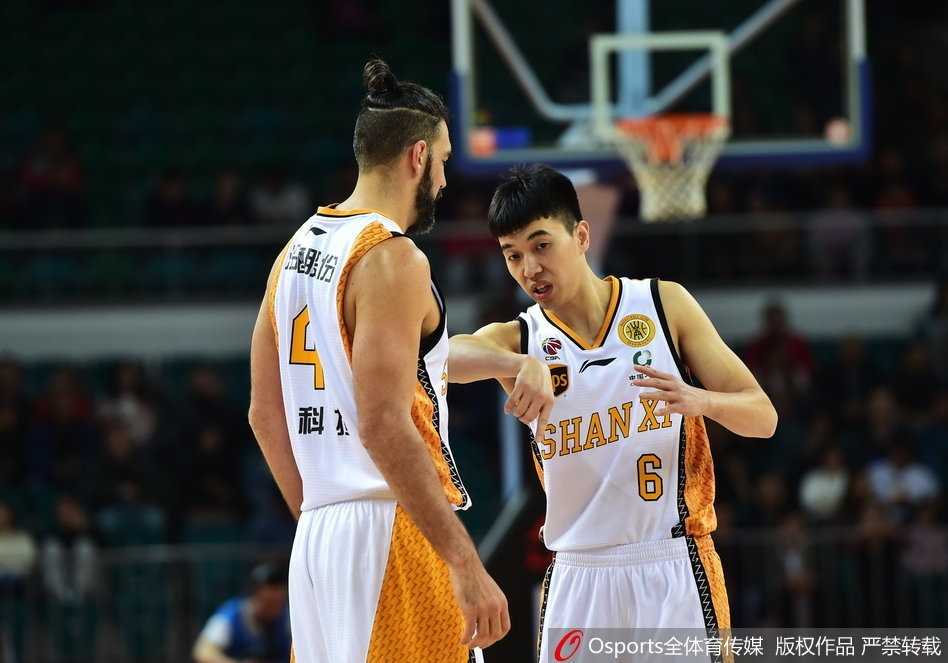 末节逆袭!北控客场掀翻山西 老马指挥若定詹宁斯42分黯淡收场 马布里运球组织进攻,眼神坚定,面对旧主山西队他从容指挥队友跑位,尽显领袖风范。