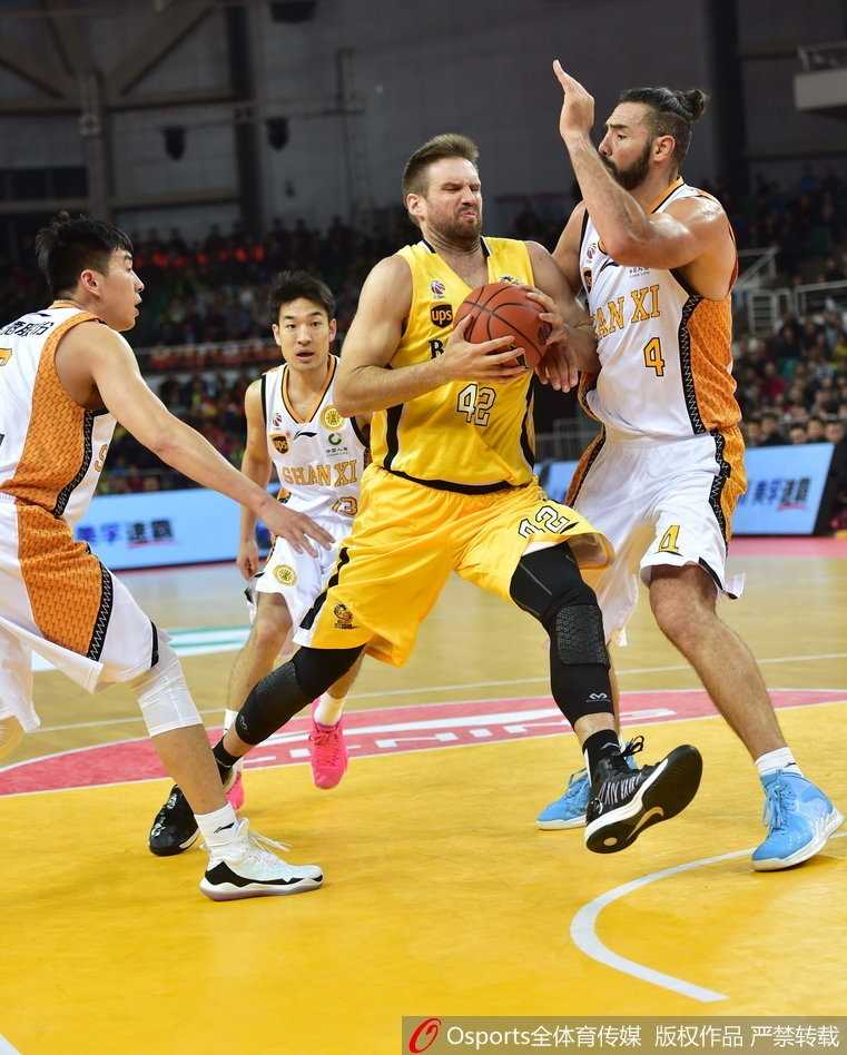 末节逆袭!北控客场掀翻山西 老马指挥若定詹宁斯42分黯淡收场 山西主帅在场边焦急指挥,手势夸张,眼神中透露出对球队末节突然崩盘的不解与失望。