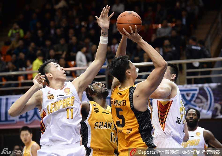 本土三分雨倾盆而下 孟铎十记三分射落山西富兰克林空砍三双 沈梓捷飞身跃起,长臂伸展犹如大鸟封天,将对手的上篮狠狠拒绝于篮筐之外