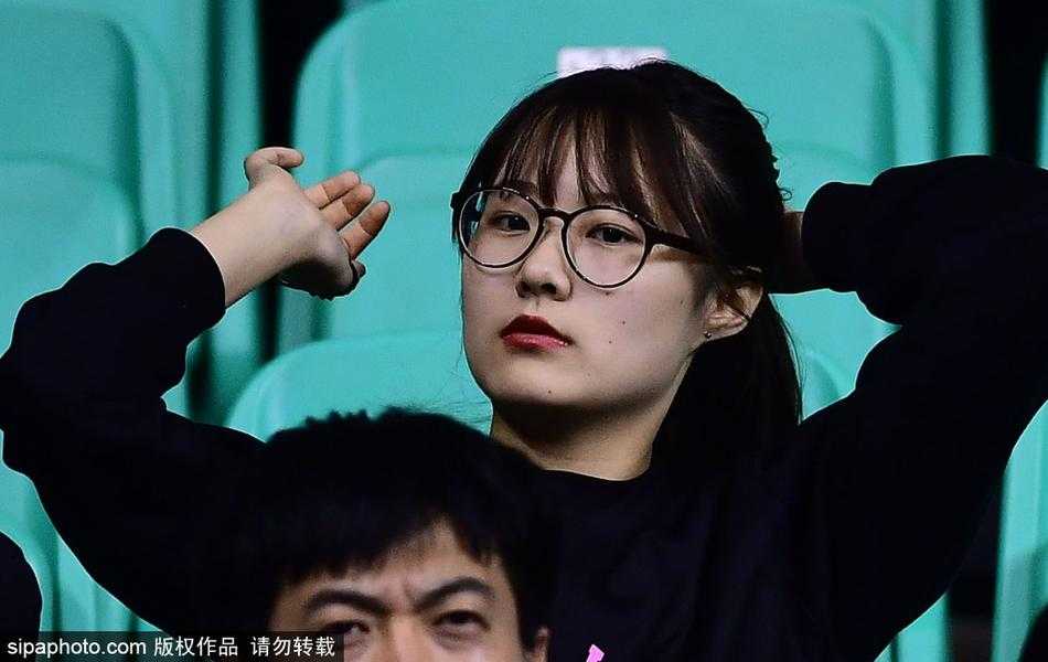 本溪冬夜那抹彩虹色:辽粤加时激战,看台美女球迷抢尽风头 女孩拿着手机面带微笑,背景是正在退场的球员通道,她依然不舍得离开座位,那一抹彩虹色仿佛定格了2017年寒冬里最温暖的球迷瞬间。