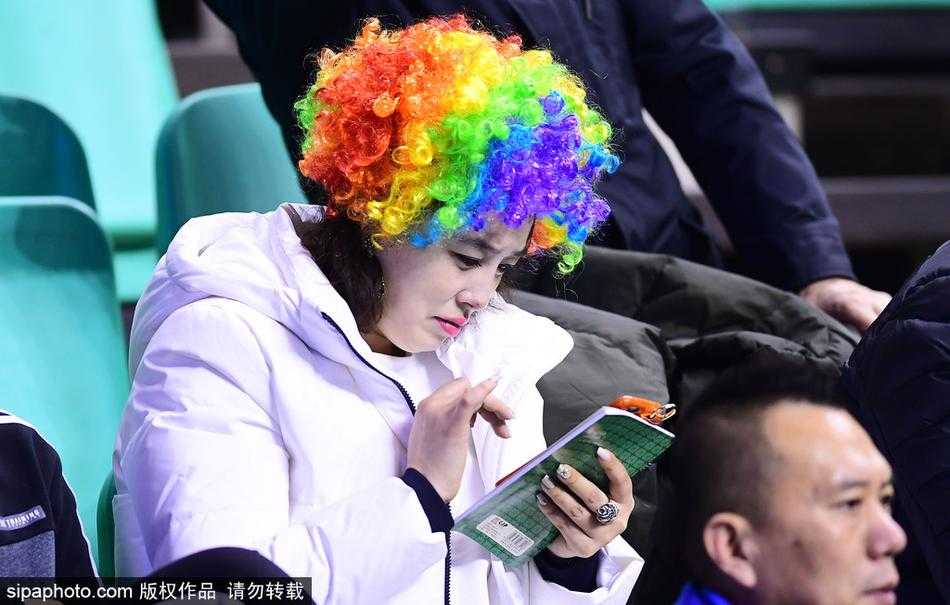 本溪冬夜那抹彩虹色:辽粤加时激战,看台美女球迷抢尽风头 喧闹的球馆看台上,一位编着彩虹辫的女孩笑靥如花,她手中挥动着充气棒,那五彩斑斓的发色成了赛场边最独特的风景线。