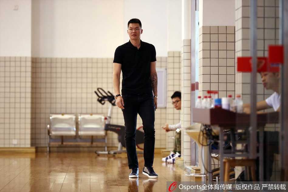 朱芳雨双手插兜，神情专注地站在场边，目光紧紧跟随着场上队员们的跑动，仿佛在内心演练着战术布局。