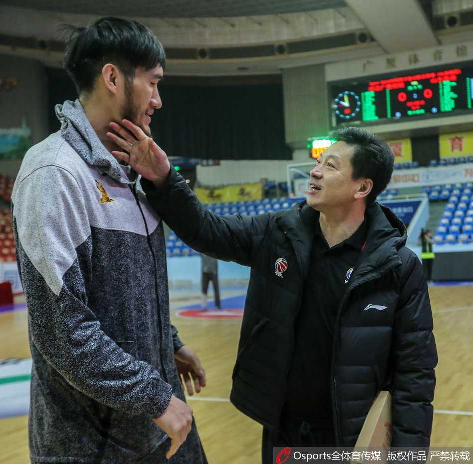 小外援福特森在缝隙中穿梭，像精灵一样抛出手中的篮球，瞬间点燃了训练场的对抗氛围。