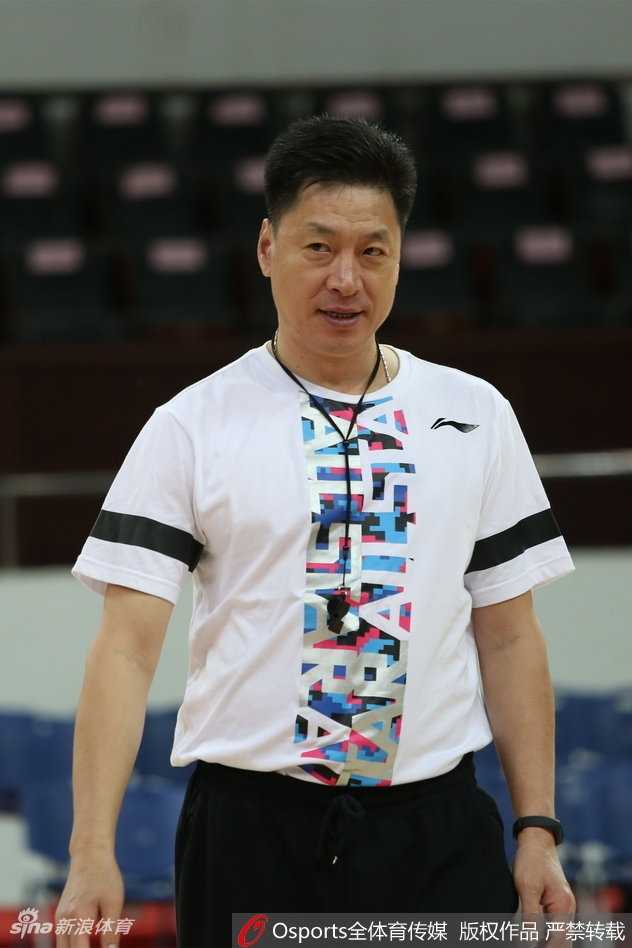 球队核心外援福特森在训练中神情专注，他运球突破的姿态充满了攻击性。作为常规赛MVP的有力竞争者，他的发挥将是广厦能否撕开对手防线的关键。