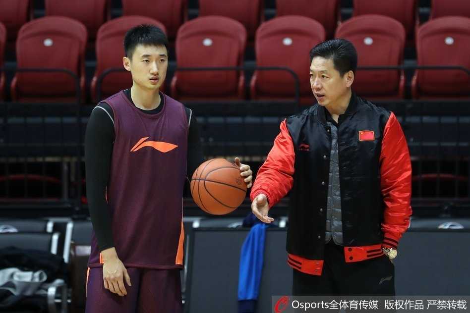 胡金秋在内线卡位要球，肌肉线条分明，充满了力量感