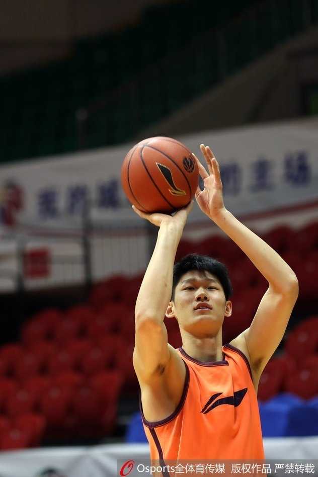 李春江指导目光如炬，在场边向队员面授机宜，手势坚定有力