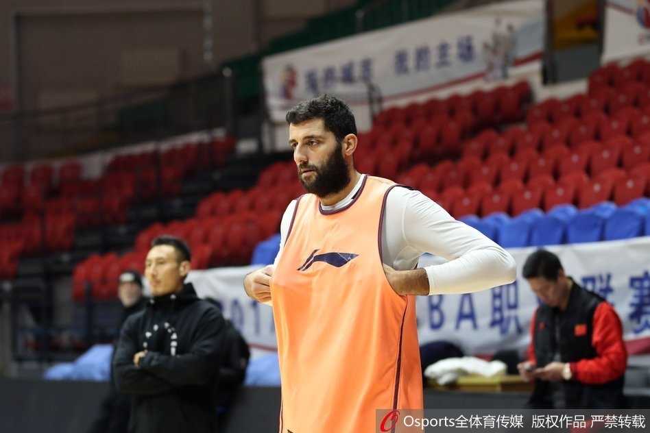 赵岩昊在三分线外果断出手，篮球在空中划出一道完美的弧线