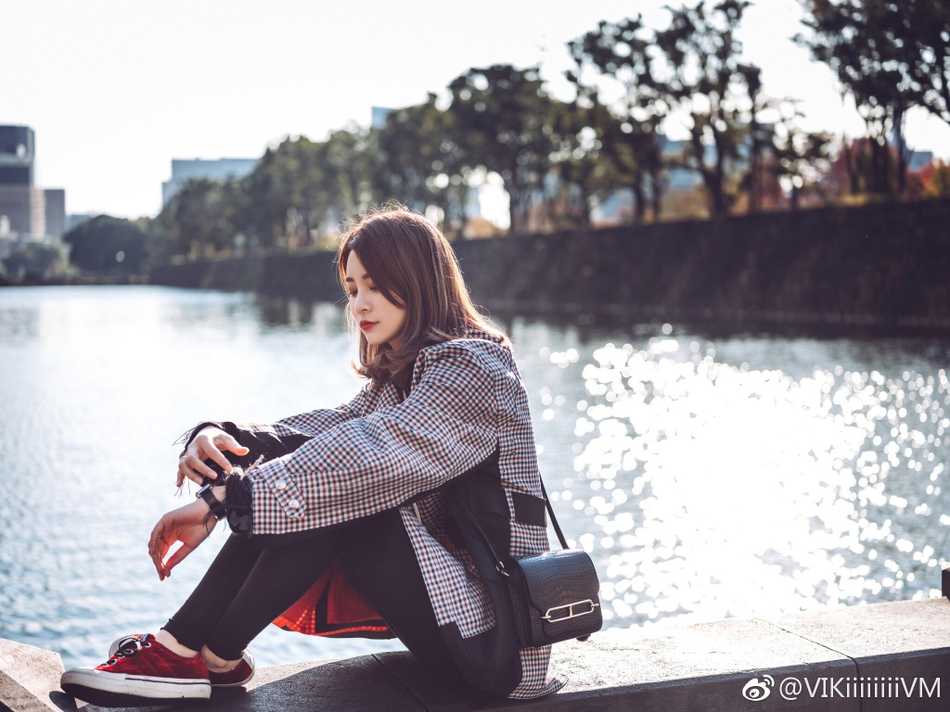 王星洋身穿黑色时尚外套，搭配精致首饰，在镜头前自信大方，展现出都市女性的干练与魅力。