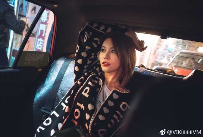 在街角的咖啡店外，王星洋手捧一杯热饮，眼神温柔地望向远方，整个画面弥漫着一股慵懒而高级的电影质感，每一帧都美得像一张海报。