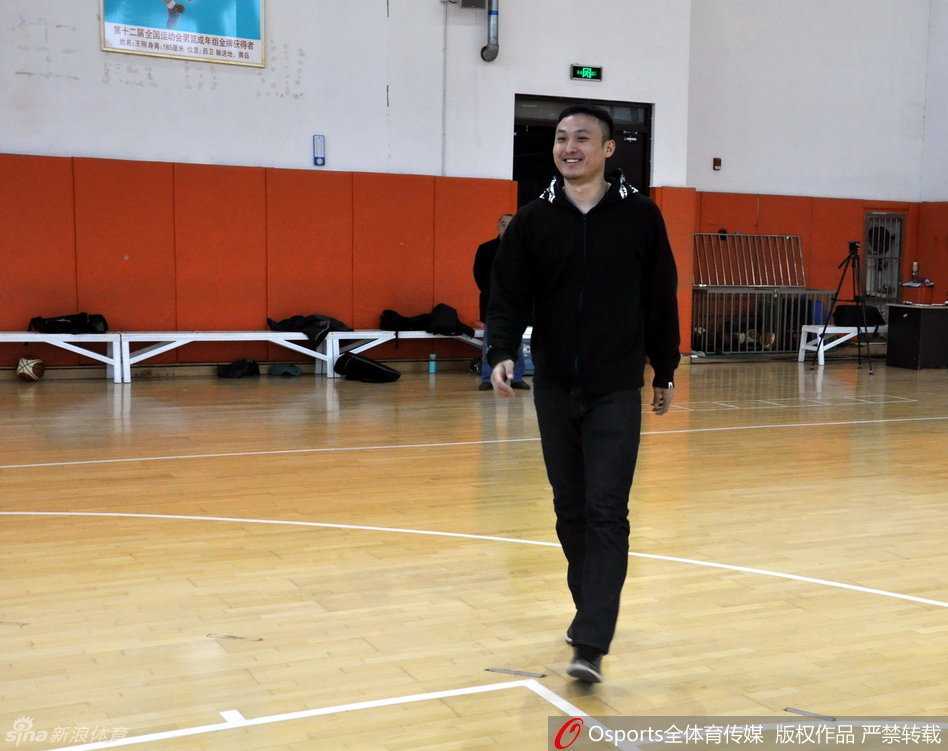 风尘仆仆赶来的王汝恒正式与球队会合，他身穿便装站在场边，眼神中带着重回故队的亲切与备战全运的坚定。