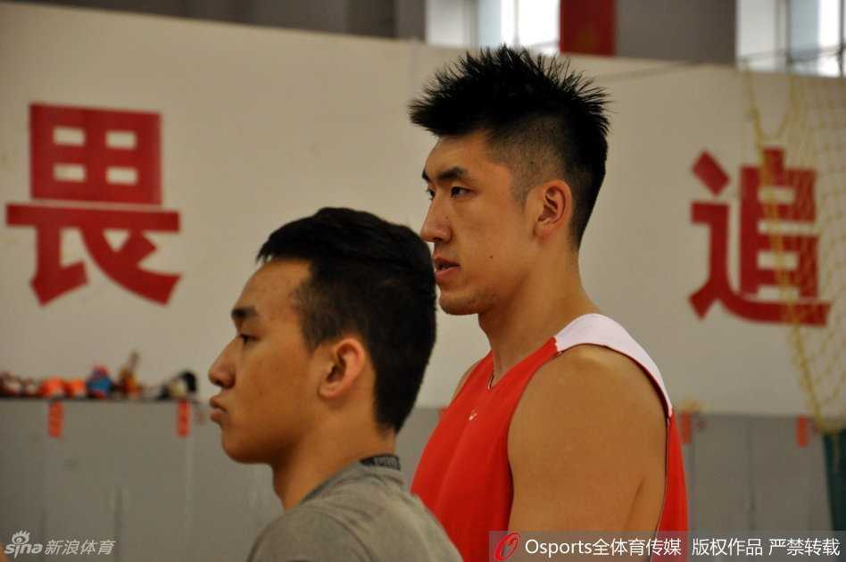 训练结束后，汗水顺着球员们的脸颊滑落，他们虽然气喘吁吁但眼神明亮，为了共同的冠军梦想，每一滴汗水都显得意义非凡。