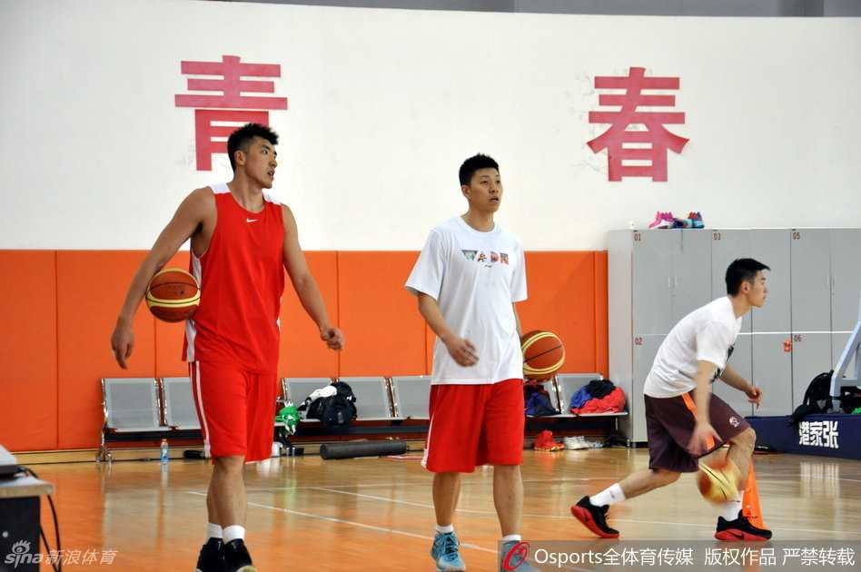 内线悍将陶汉林在训练间隙认真聆听李楠指导讲解，他双手扶膝，身体微微前倾，眼神里充满了对技战术理解的渴望。