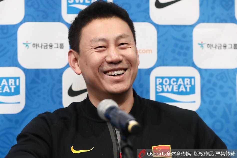 李楠挂帅男篮红队,发布会经典表情包回顾 李楠正用手势向记者们比划着战术跑位,脸上洋溢着自信且略带骄傲的神采