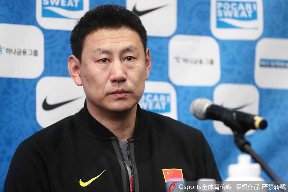 李楠挂帅男篮红队,发布会经典表情包回顾 李楠手持战术板侃侃而谈,神情投入而专注,仿佛此刻正置身于激烈的赛场之上