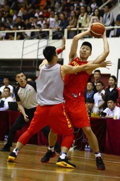 翟晓川持球强行突破，他压低重心扛着防守人杀向内线，右臂佩戴的护具丝毫没能减慢他的速度，眼神里透着永不服输的杀气。